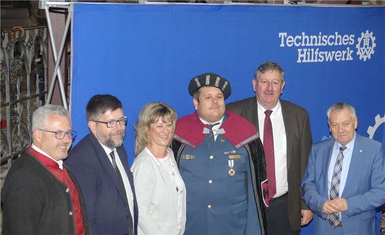 Die Politprominenz um Landrat Manfred Schnur zählten sich mit zu den ersten Gratulanten. Fotos: TE