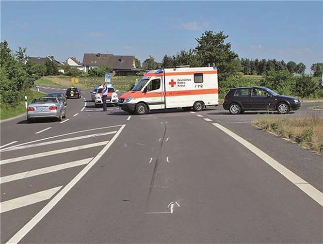 Die Polizei bei der Verkehrsführung nach dem Verkehrsunfall.privat