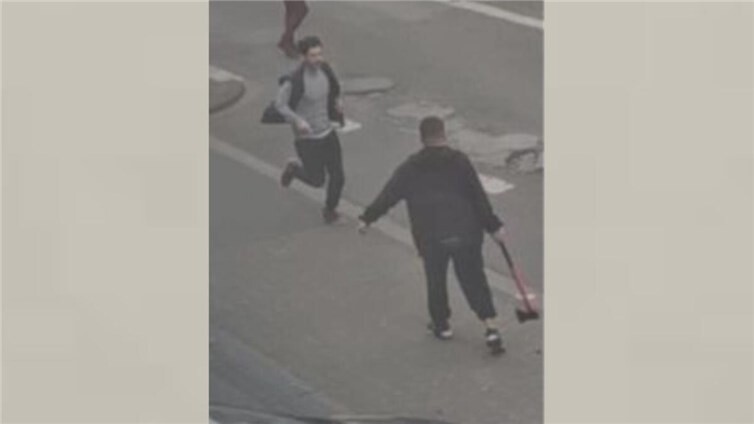 Die Polizei fahndet aktuell nach unbekannten Männern, die einen Mann mit einer Axt bewaffnet, verfolgten.
