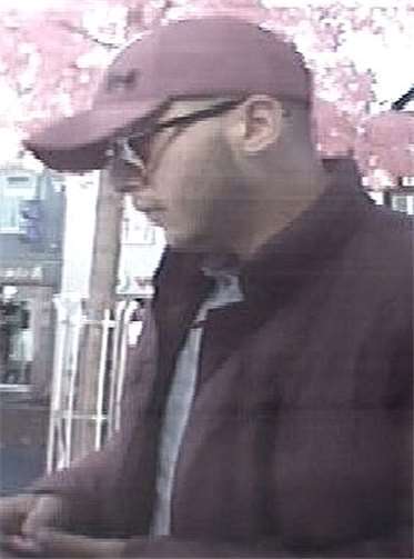 Die Polizei fahndet nach dem bislang unbekannten Täter.