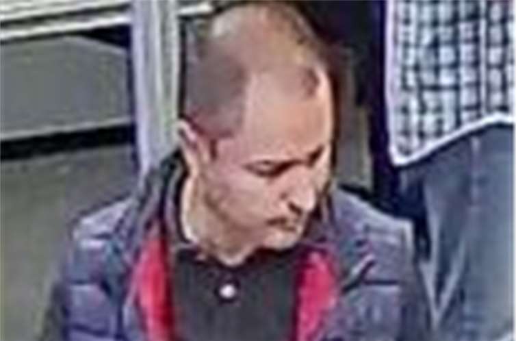 Die Polizei fahndet nach diesem Mann.  Fotos: Polizei Bonn