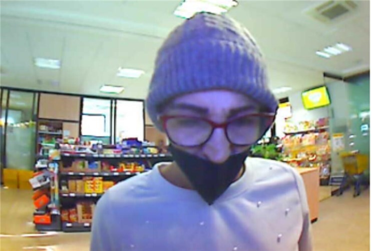 Die Polizei fahndet nach dieser unbekannten Person. Foto: Polizeipräsidium Koblenz