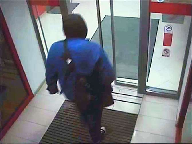 Die Polizei fahndet nach einem Mann, der die Sparkasse in Höhr-Grenzhausen überfallen haben soll.  Foto: Polizei