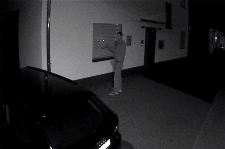 Die Polizei fragt: Wer kann Hinweise auf die abgebildete Person geben?