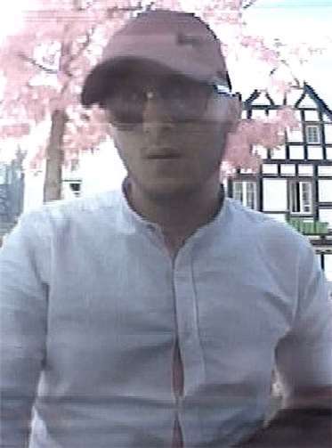 Die Polizei fragt: „Wer kennt diesen Mann?“. Fotos: Polizei Bonn