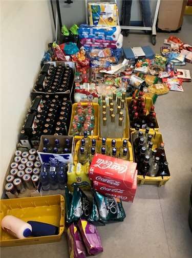 Die Polizei hatte im Fahrzeug der Tatverdächtigen Diebesgut, darunter Alkohol, im Wert von über 2.000 Euro vorgefunden. Foto: Polizei