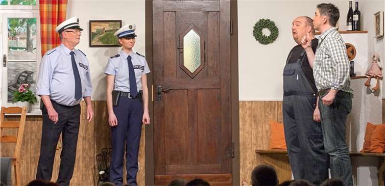 Die Polizei kann beim Schwank „Brautschau im Irrenhaus“ im Dorf Oberbachem auch nicht immer helfen.  -JOST-