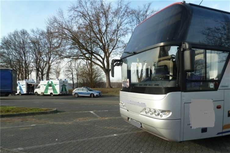 Die Polizei kontrollierte einen Fernlinienbus, dem wegen erheblicher technischer Mängel die Weiterfahrt untersagt wurde. Foto: Verkehrsdirektion Koblenz