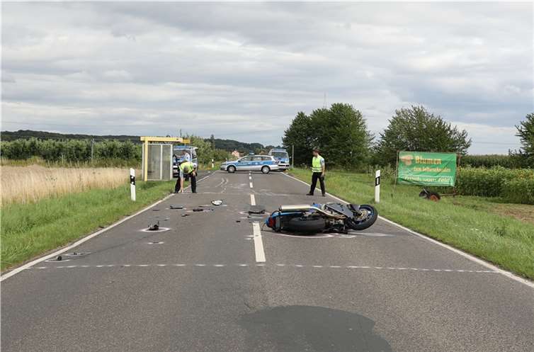 Die Polizei musste die Strecke zwischen Adendorf und Arzdorf für die Zeit der Unfallaufnahme voll sperren.                      Bilder: CEW