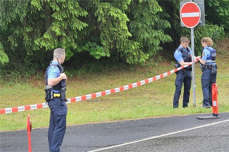 Die Polizei sperrte den Fundort des Autos und der toten Vermissten im Bereich der B 258 ab.