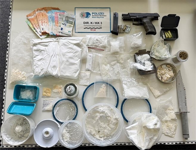 Die Polizei stellte in der Wohnung zahlreiche Rauschmittel sicher. Foto: Kreispolizeibehörde Rhein-Sieg-Kreis
