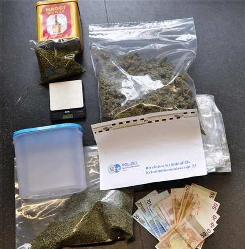 Die Polizei stellte rund 630 Gramm Marihuana sowie ca. 500 Euro Bargeld sicher, das wohl aus dem Verkauf von Betäubungsmitteln stammt. Foto: Polizei Bonn