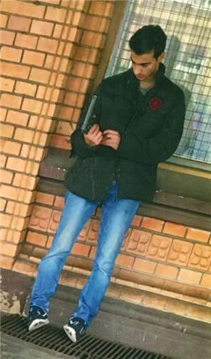 Die Polizei sucht diesen Mann. Foto: Polizei