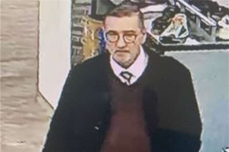 Die Polizei sucht diesen Mann.  Fotos: Polizei Bonn