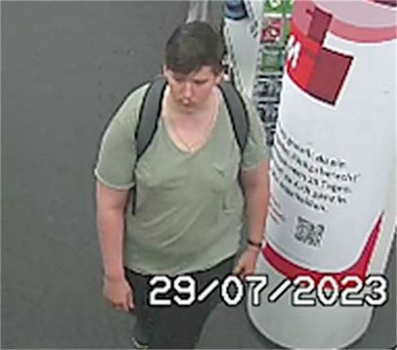 Die Polizei sucht diesen Mann, der einen zehnjährigen Jungen unsittlich berührt haben soll.  Fotos: Polizei Bonn