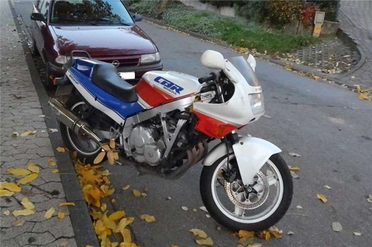 Die Polizei sucht nach dem Fahrer des verkehrsunsicheren Motorrades. Foto: Polizei