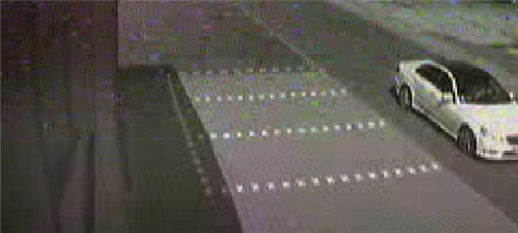 Die Polizei sucht nach dem Insassen dieses PKW Mercedes.