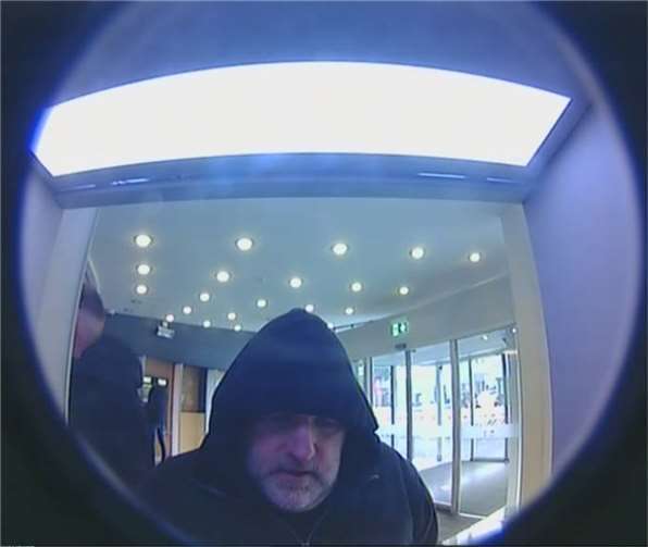 Die Polizei sucht nach diesem Mann.  Fotos: Polizeipräsidium Koblenz
