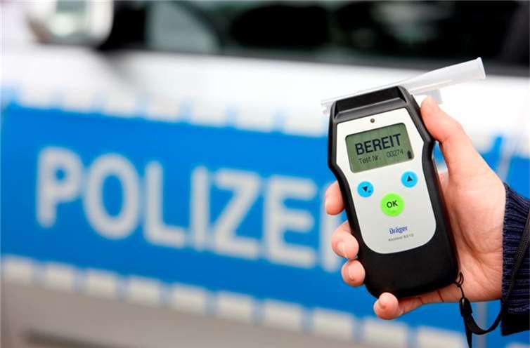 Die Polizei warnt davor, alkoholisiert ins Auto zu steigen.