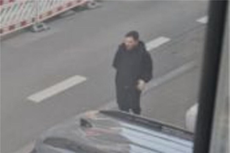 Die Polizei warnt davor, dass die gesuchten bewaffnet sein könnten.