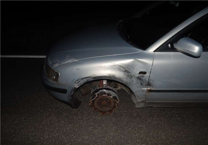 Die Polizei wurde durch Funkenflug auf das Unfallfahrzeug aufmerksam. Foto: Polizei