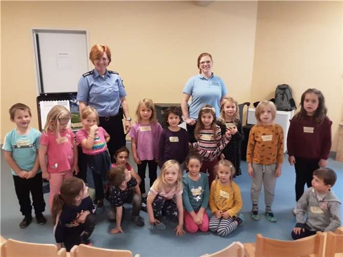 Die Polizeibeamten aus Koblenz waren zu Besuch.  Fotos: Haus für Kinder Vallendar