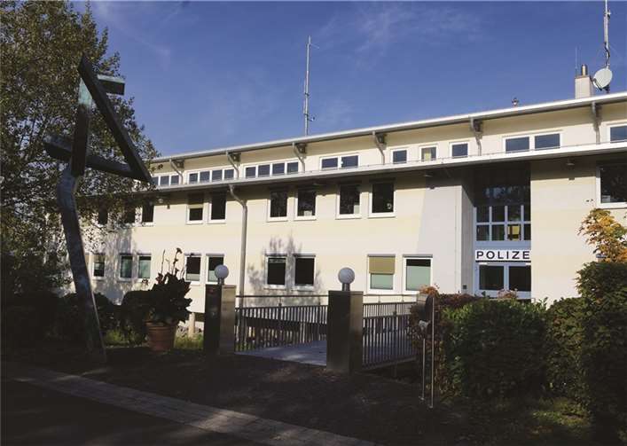 Die Polizeihubschrauberstaffel verrichtet ihren Dienst in einem modernen Gebäude.