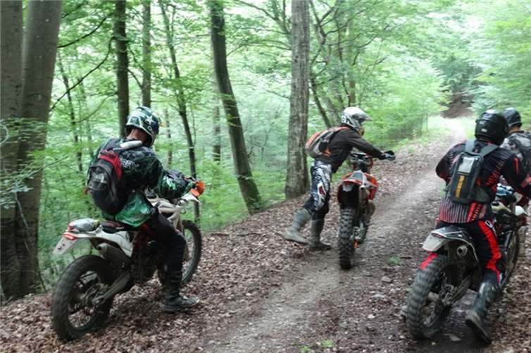 Die Polizeiinspektion Boppard sucht Hinweise zu den flüchtigen Motocross Fahrern.