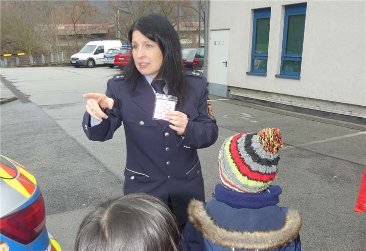 Die Polizeioberkommissarinpräsentierte den Kindern die neuen Reflektoren.