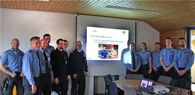 Polizei erhält Einblicke in die Feuerwehrarbeit Die Polizisten und Polizistinnen erhielten interessante Einblicke. Foto: Polizei