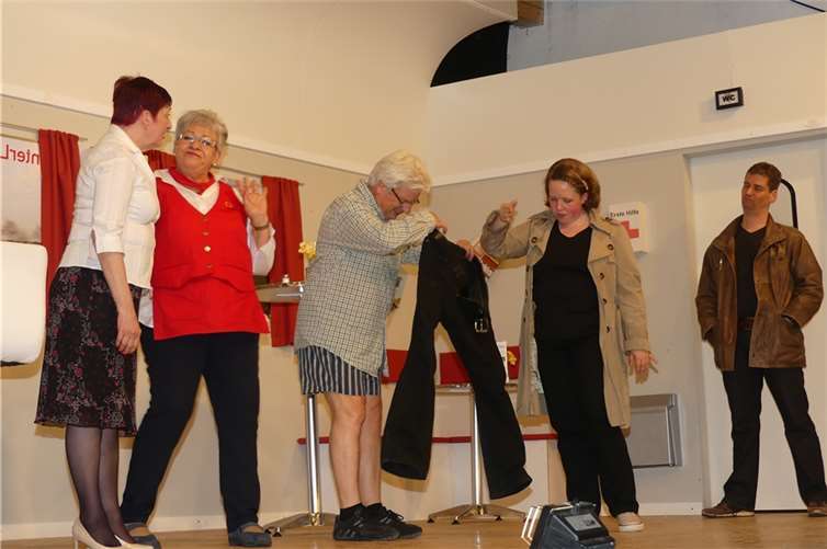 Die Polizisten wähnen sich der Aufklärung des Falles nahe. Könnte das eventuell die Hose des Täters sein? Fotos: -TE-