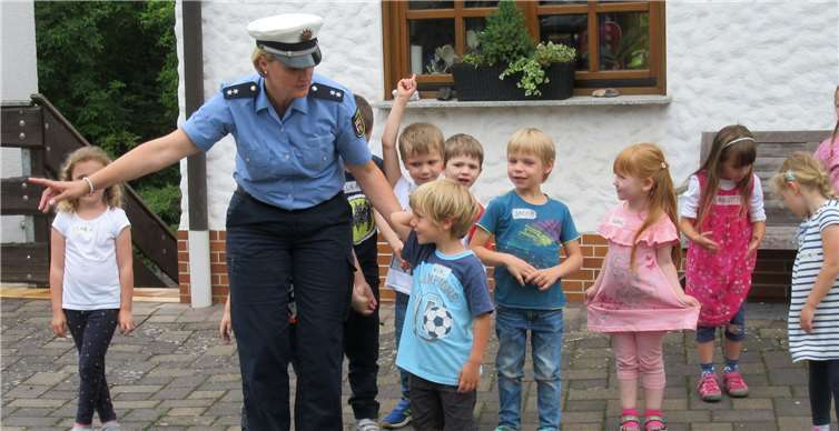 Die Polizistin brachte den Kindern bei, vor dem Überqueren der Straße immer nach recht und links zu schauen. privat