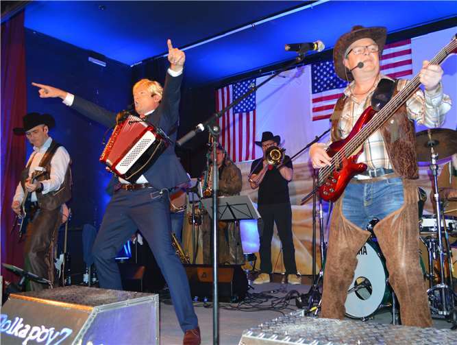 Die PolkapoyZ heizten ihrem Publikum ordentlich ein.  -AB-