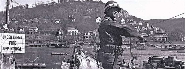 Die Pontonbrücke zwischen Kripp und Linz. Stadtarchiv Linz