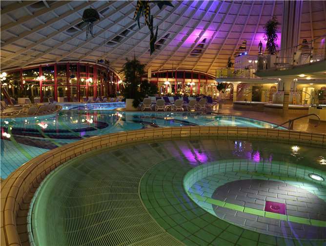 Die Pool-Party in den Ahr-Thermen steht unter dem Motto „80er und 90er Jahre“. Foto: privat