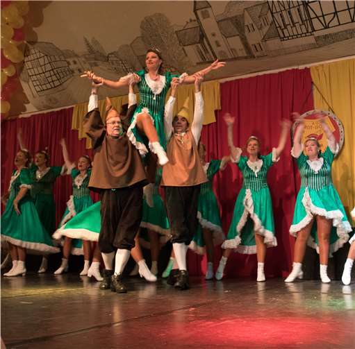 Die Poppeldorfer Schlossmadämchen hatten witzig umgedichtete Lieder undtänzerisch erzählteGeschichten im Gepäck.