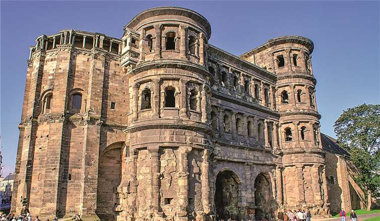 Die Porta Nigra, das wohl bekannteste Bauwerk in Trier.privat
