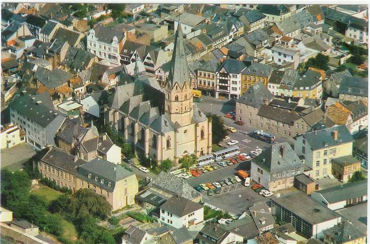 Die Postkartenansicht zeigt die Laurentiuskirche mit dem Marktplatz, als dieser noch ein großer Parkplatz war. Fotos: Stadtarchiv Bad Neuenahr-Ahrweiler (3)