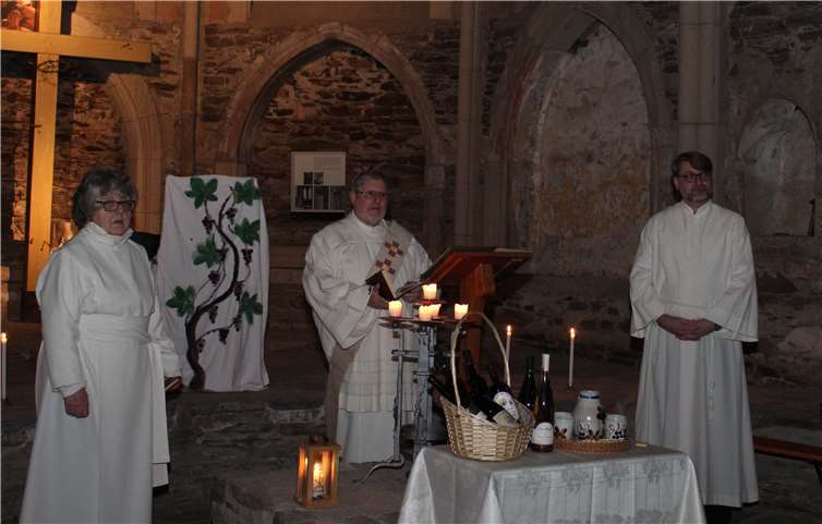 Die Prämonstratenser bewegten sich in der ehemaligen Abteikirche, als seien nicht über 200 Jahre zwischen dem letzten Wirken des Ordens und dem neuerlichen Gottesdienst vergangen.  Stoffel