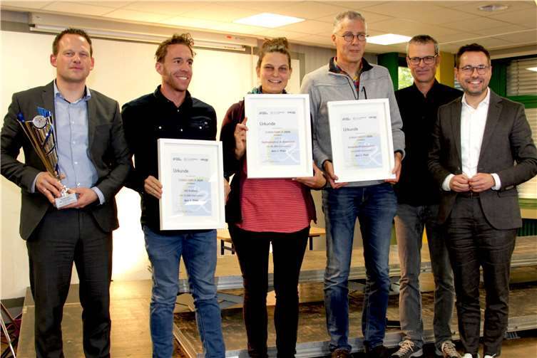 Die Präsentation des Wanderpokales und der Urkunden nach der Siegerehrung. V. l. Bastian Staudt, Schulleiter des Gymnasiums auf dem Asterstein; Thomas Nürnberg, Teamcaptain der IGS Koblenz, Anna Grüterich, Teamcaptain des Gymnasiums auf dem Asterstein; Paul Löhnert, Teamcaptain des Eichendorff-Gymnasiums, Ralph Emmerich vom städtischen Radverkehrsteam und der Oberbürgermeister der Stadt Koblenz David Langer. Foto: David Dasbach