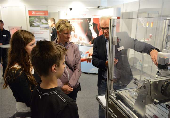 Die Präsentationen der Unternehmen weckten das Interesse der Besucher.