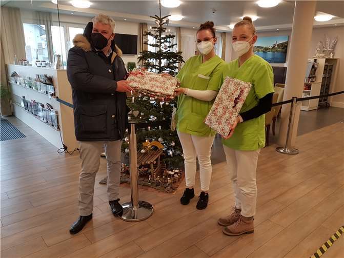 Die Präsente für die Bewohner des Seniorenzentrums „Im Obstgarten“ überreichte der Ortsbürgermeister zusammen mit dem 1. Beigeordneten Helmut Hannes.Foto: privat