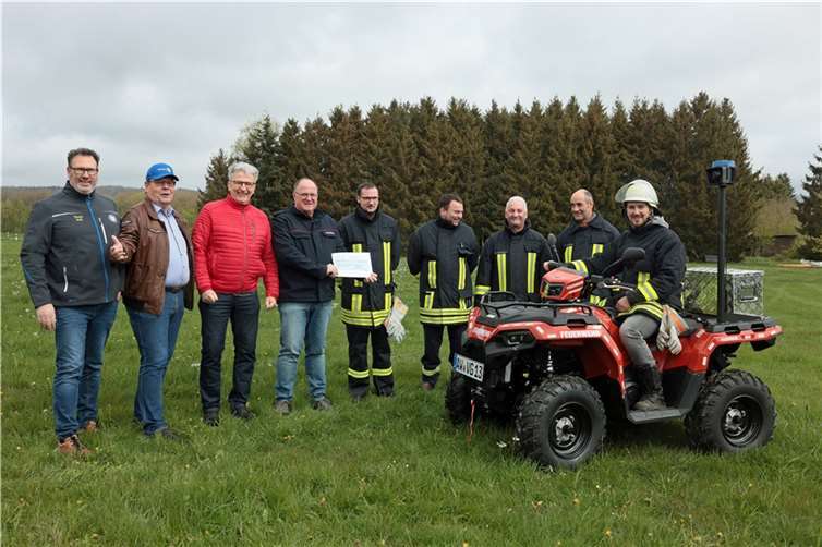 Die Präsidenten der Rotary Clubs Biedenkopf und Adenau-Nürburgring übergaben das Fahrzeug, herzlicher Dank von VG-Bürgermeister Guido Nisius und der Freiwilligen Feuerwehr Dankerath. Fotos: Werner Dreschers
