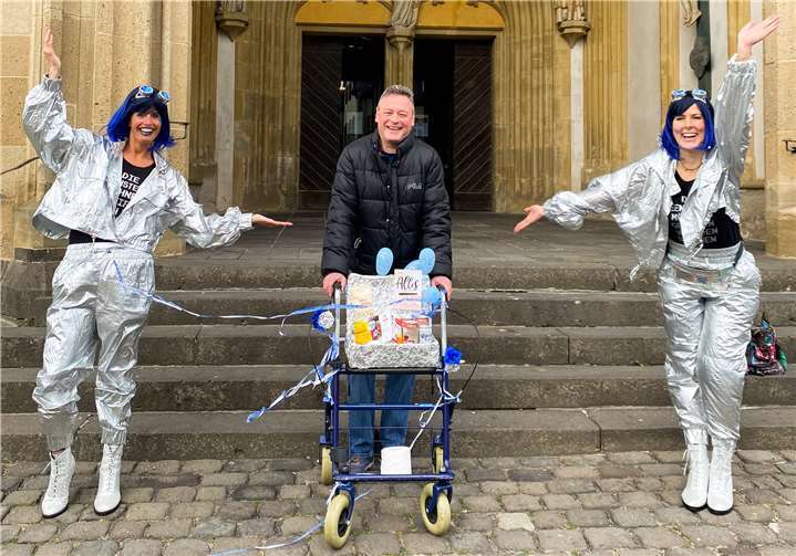 Die Präsidentin Sabrina Sesterhenn und Kanzlerin Julia Schmich überreichten dem Jubilar Dietmar Schäfer Stärkungsmittel und einen Rollator. Foto: privat