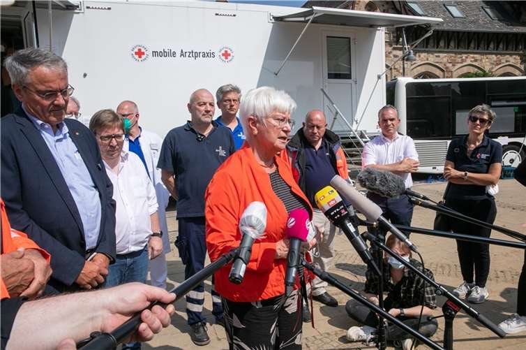 Die Präsidentin des Deutschen Roten Kreuzes, Gerda Hasselfeldt, besuchte den Bahnhofsvorplatz in Ahrweiler, wo das DRK eine mobile Arztpraxis aufgebaut hat.  Foto: -JOST-
