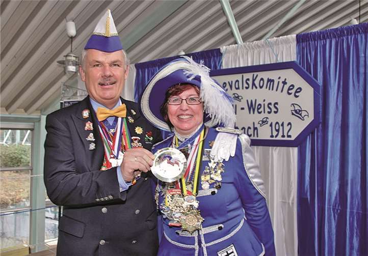 Die Präsidentin des Karnevalskomitees „Blau-Weiss“, Sigrid Wiersberg, wurde vom Bürgermeister mit dem Jahresorden des „Rheinbacher Bürgermeister Dreigestirns“ geehrt.