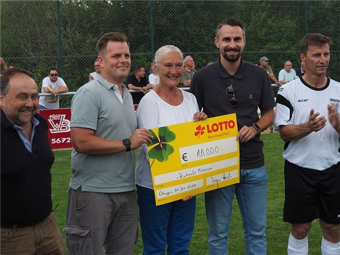 Die Präsidentin des Sportbundes Rheinland, Monika Sauer übergab den Spendenscheck an die Vertreter der Ahrgemeinden, Martin Schell und Sebastian Sonntag.