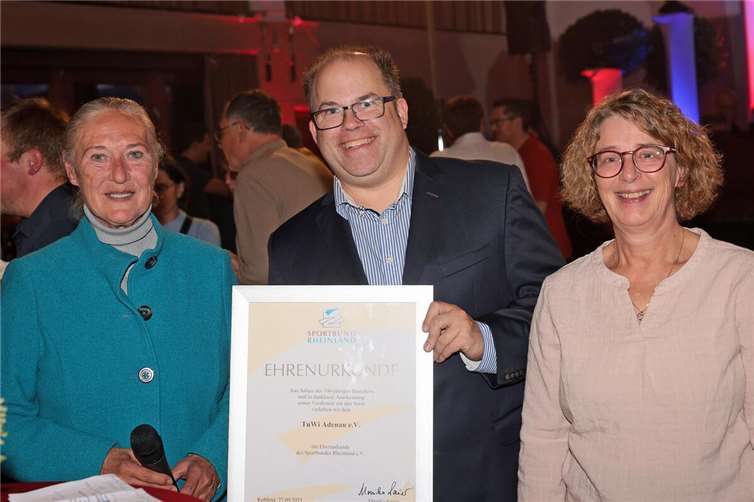 Die Präsidentin des Sportbundes Rheinland, Monika Sauer, überreichte eine Ehrenurkunde.