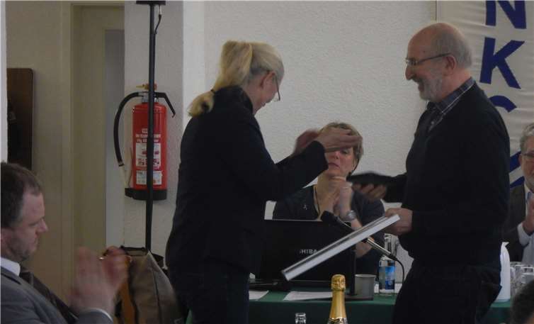 Die Präsidentin des Sportbundes Rheinland bei der Verleihung der silbernen Ehrenplakette des Landessportbundes Rheinland an Michael Weber.