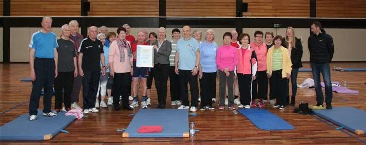 Die Präsidentin des Sportbundes Rheinland überreichte im Rahmen einer Übungstunde das Zertifikat. Privat